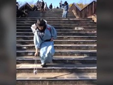 Cười ra nước mắt với màn nhặt rác độc đáo kiểu Samurai