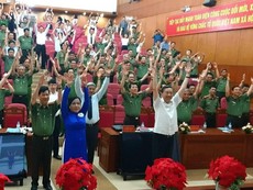 Bộ trưởng Công an và Bộ trưởng Y tế tập thể dục giữa giờ