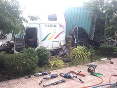 Video: Kinh hoàng phút container tông ô tô làm 5 người chết