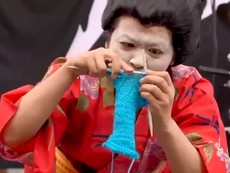 Lạ lẫm cuộc thi vừa đan len vừa trình diễn nhạc rock metal