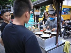 Xếp hàng chờ cả tiếng để mua bánh nướng hình 12 con giáp
