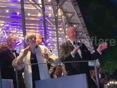 Thủ tướng Anh Theresa May nhún nhảy trên nền nhạc ABBA
