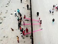 Những chiếc bập bênh hồng ở bức tường biên giới Mỹ - Mexico