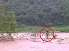 Chàng trai dũng cảm bơi ra giữa dòng lũ dữ cứu người