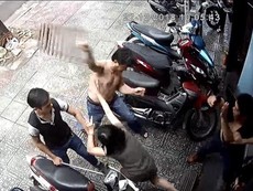 Video: Bị hàng xóm đánh nhập viện vì vũng nước trước nhà