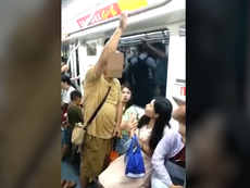 Cụ ông giành chỗ với cô gái trên tàu điện ngầm gây tranh cãi