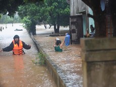Video: Mang mì tôm, sữa, bánh đến những vùng cô lập ở Lao Bảo