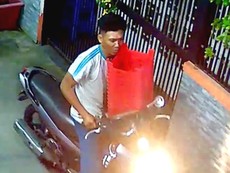 Video: Đi xe máy đến trộm... 20 cái ghế nhựa