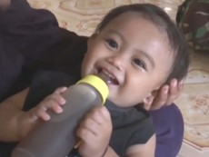 Quá nghèo, phụ nữ cho con uống cà phê thay sữa