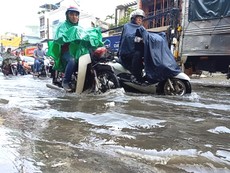 Video: Đường Lạc Long Quân bị ngập nước sau cơn mưa