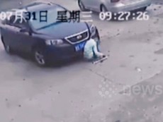 Bé trai sống sót kỳ diệu sau khi bị ô tô cán qua rồi kéo lê