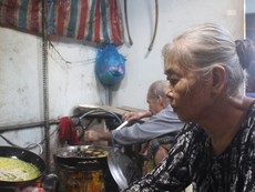 Vợ chồng già bán bánh khọt chữa bệnh miễn phí cho người nghèo