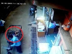 Bé 3 tuổi sống sót nhờ rơi xuống xe kéo đi ngang qua