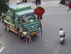 Cụ ông sống sót kỳ diệu sau khi bị xe tải kéo vào gầm