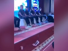 CEO quỳ xuống rửa chân cho nhân viên có doanh thu cao