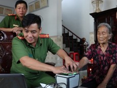 Video: Công an quận 9 đến tận nhà cấp CCCD cho người khó khăn