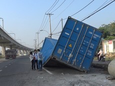 Video: Chưa có kết luận vụ dầm cầu đè container ở Thủ Đức