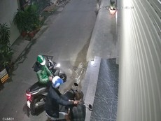 Video: Mặc áo Grab chở đồng bọn gí dao cướp xe máy