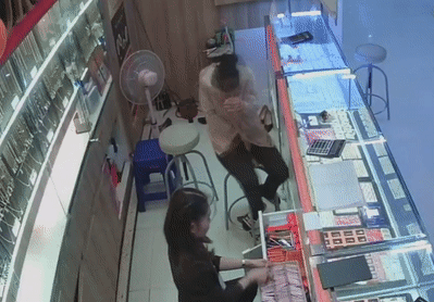 Cướp táo tợn vơ vét tiệm vàng giữa ban ngày