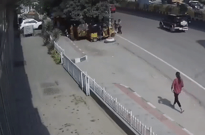 Ô tô phóng nhanh, văng ra khỏi cầu vượt đè chết người