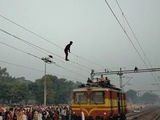 Nhà ga náo loạn sau khi có người đu dây điện