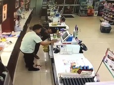 Cướp tấn công NV cửa hàng nhưng áy náy vì ra tay quá mạnh