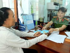 Clip: Người dân nói gì về nữ công an 'gây thương mến'?