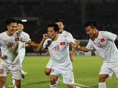 Clip: Công Vinh ghi bàn, Việt Nam thắng Myanmar 2-1