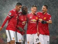 Lukaku ghi bàn giữa tâm bão, giúp MU vượt khó