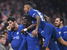 Chelsea bay vào bán kết nhờ bàn thắng phút bù giờ
