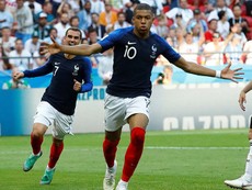 Người hâm mộ Việt Nam trổ tài dự đoán trận Pháp - Uruguay