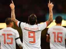Alcacer rực sáng, Tây Ban Nha 'hủy diệt' xứ Wales