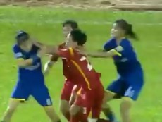 Clip ẩu đả trong trận bán kết bóng đá nữ giải vô địch quốc gia