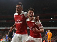 Arsenal thăng hoa, Emirates bùng nổ