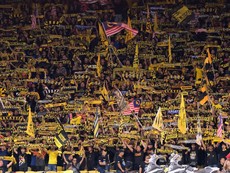 Fan Malaysia gầm rú giữa 'chảo lửa' Bukit Jalil