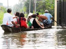 Người Sài Gòn chèo ghe, bắt cá trong triều cường lịch sử