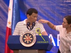 Ông Duterte bị gián bu khi đang phát biểu