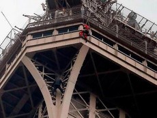Video: Người đàn ông lơ lửng trên tháp Eiffel