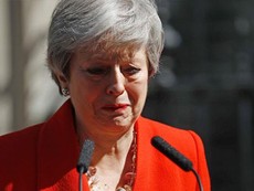 Video: Thủ tướng Theresa May bật khóc khi tuyên bố từ chức