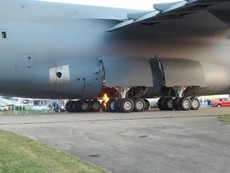 Máy bay vận tải Mỹ C-5M Super Galaxy bốc cháy khi hạ cánh