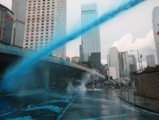 Cảnh sát Hong Kong phun thuốc nhuộm xanh lên người biểu tình