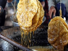 Bánh tráng nhúng đường ở Quảng Nam