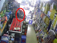 Clip: Dàn cảnh trộm thẻ cào điện thoại ở TP.HCM