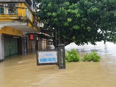 Lũ cao gần bằng năm 1999, Hội An chìm trong biển nước