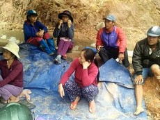 Dân dựng lều phản ánh vì đất sản xuất bị bồi lấp