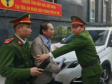 Áp giải các bị cáo vụ AVG về trại giam sau ngày xét xử