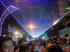 Xóm đạo Tân Phú đông nghịt người chơi Noel