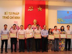 Sở Tư pháp TP.HCM vinh dự nhận cờ thi đua ngành tư pháp