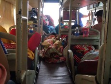 Đi xe về quê ăn tết: Nằm yên, không ngồi, không gọi điện thoại