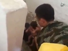 Clip: Giải cứu em bé 'đẻ rơi' trong nhà vệ sinh công cộng